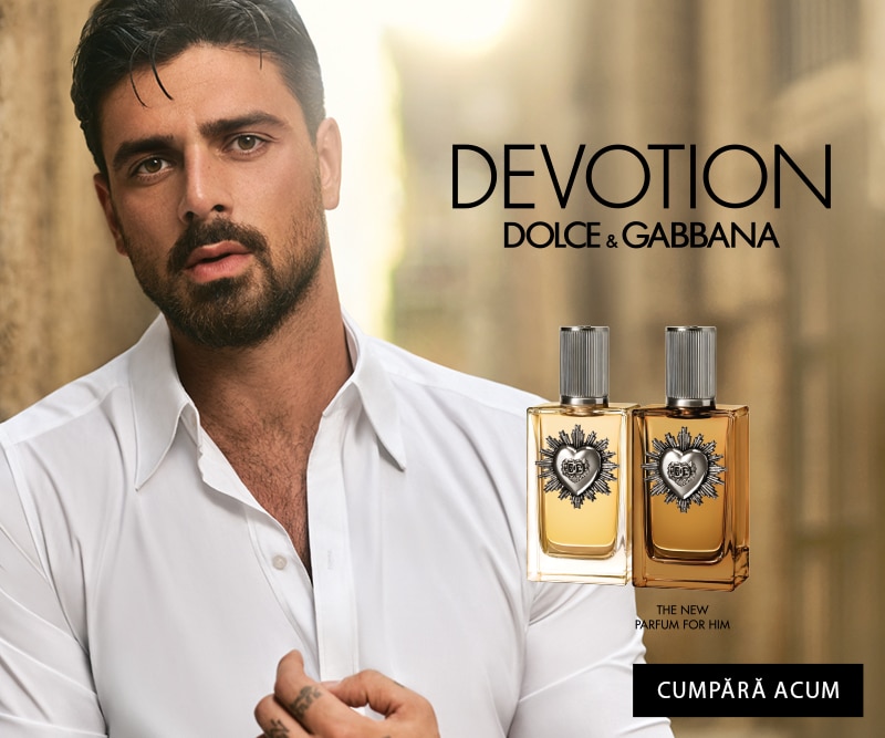 Parfum bărbătesc Dolce &amp; Gabbana Devotion, prezentat de model în cămașă albă, cu două sticle în prim-plan – noul parfum pentru bărbați, disponibil online